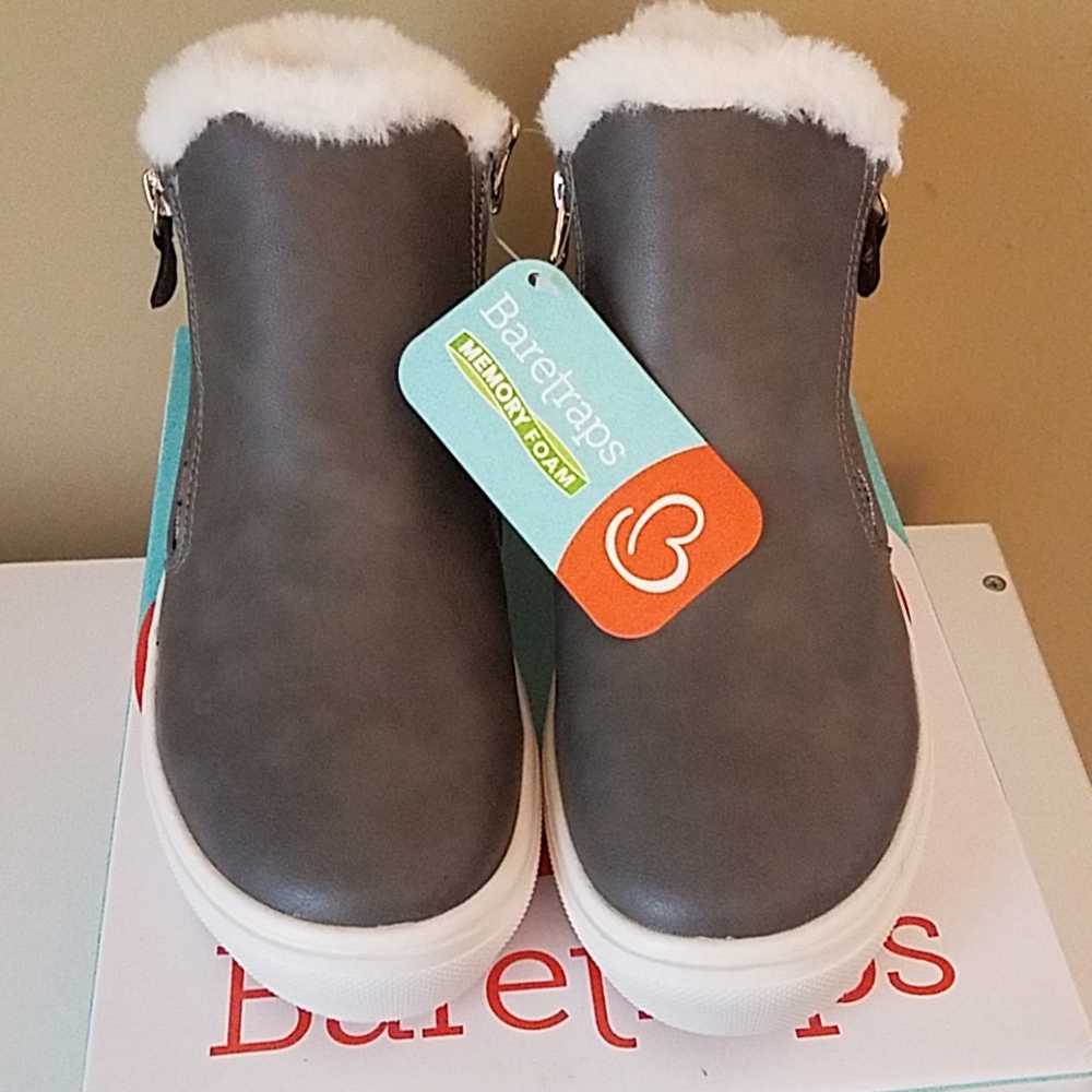 Bare traps brand new Cady grey/ white 6 junior